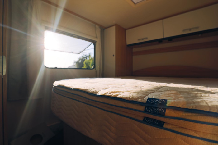 Foto des Hüsler Travel Bettsystems in einem Wohnwagen